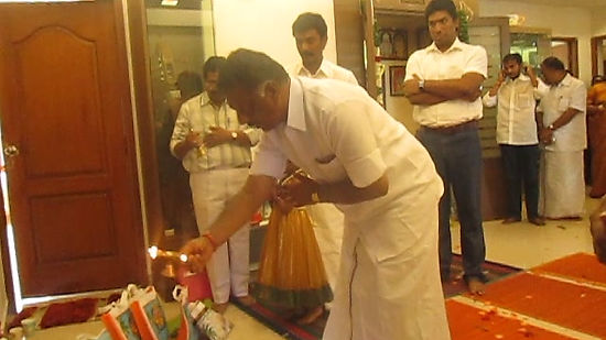 TN Deputy CM Shree.O.Panneerselvam performing aarathi to Green Sai Baba